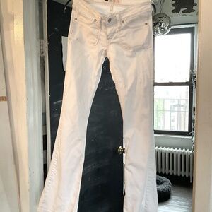 White Levi’s size 0m